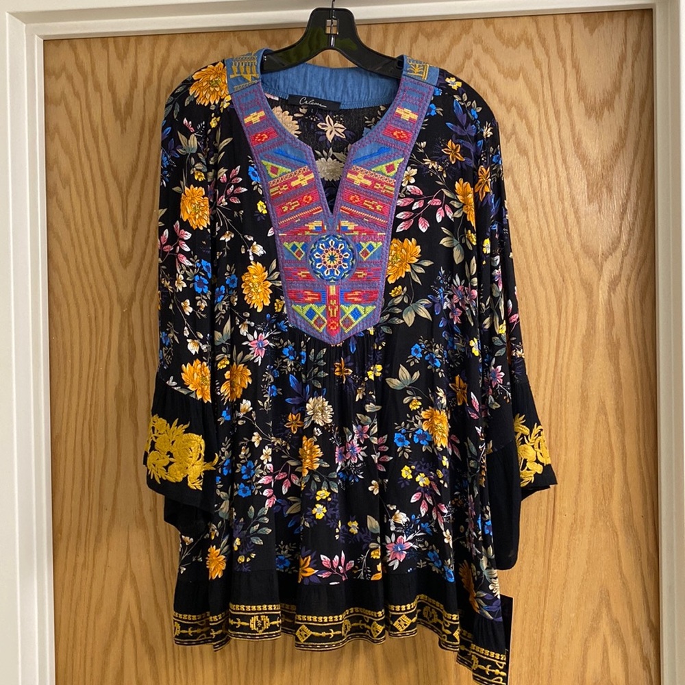 Calessa NWT size Large boho float shirt embroidered floral gorgeous blouse